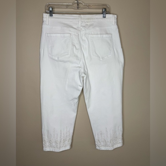 Gloria Vanderbilt Amanda White Embroidered Capri Jeans Slimming Size 12 - Picture 3 of 9